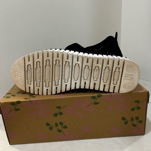 Isle Jacobson Faux suede slip on. Platform heal. EU 38 US women’s 7.5-8 - Picture 2 of 4